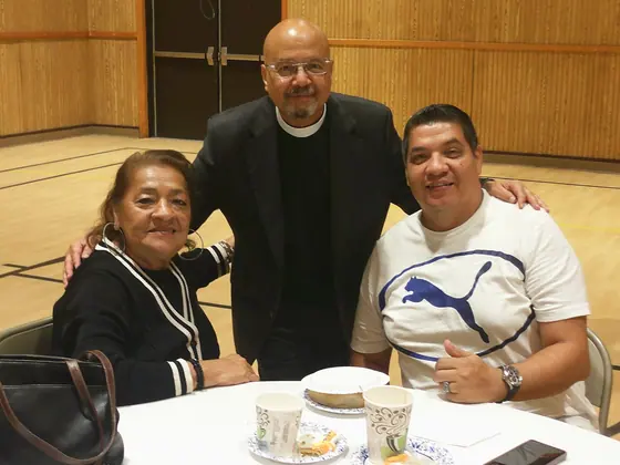 El pastor con miembros de la congregación — Iglesia Luterana Ascensión